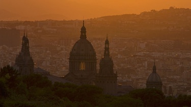 Barcelona · Die schöne Katalanin - Stadtansicht von Barcelona bei Sonnenuntergang in Spanien | Bild: MEV/Luis Gervasi