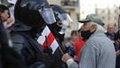 Ein älterer Demonstrant spricht in Minsk mit einem Polizisten. | Bild: dpa-Bildfunk/Sergei Grits