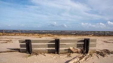 Eine Bank in Bay St. Louis ist nach dem Hurrikan «Ida» zur Hälfte im Sand versunken.  | Bild: dpa-Bildfunk/Dominic Gwinn