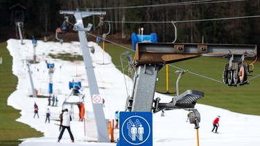 Skipiste mit Schneemangel | Bild: picture alliance/dpa / Sven Hoppe