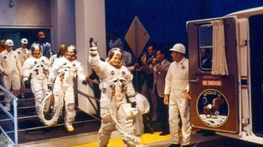 Neil Armstrong führt die Apollo 11-Crew zum Start, 1969. | Bild: BBC/BR/NASA