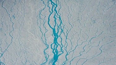 We have to change - Gletscherschmelze / HANDOUT - 03.07.2012, Grönland, -: Schmelzwasserflüsse in der Ablationszone des grönländischen Inlandeises. In den Höhenlagen des grönländischen Eisschilds war das erste Jahrzehnt des 21. Jahrhunderts das wärmste seit 1000 Jahren. | Bild: BR