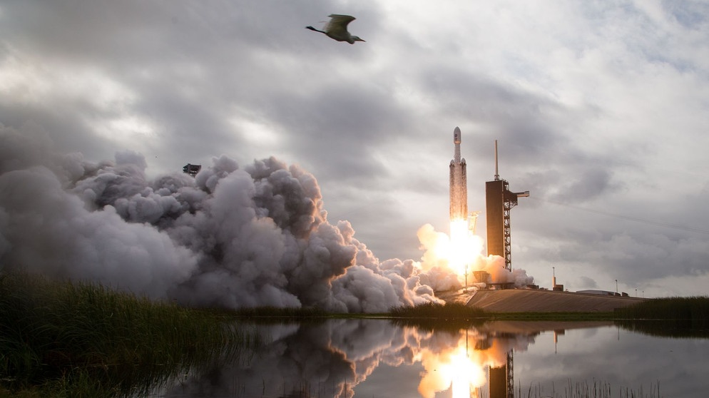 New Space – Goldgräberstimmung im Weltall / Start einer in Teilen wiederverwendbaren „Falcon Heavy“-Rakete von SpaceX.  | Bild: NASA/Aubrey Gemignani