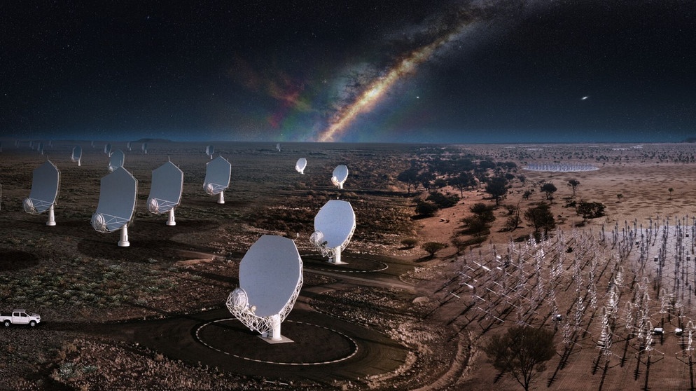 Illustration der künftigen SKA-Teleskope: links SKA-Mid in Südafrika, rechts SKA-Low in Australien. | Bild: SKAO