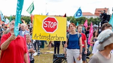 Plakat mit der Aufschrift "Stop Artensterben" | Bild: picture alliance/dpa / Revierfoto