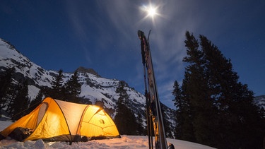 Nachtlager einer Bergexpedition auf Skiern in den Rocky Mountains. | Bild: BBC NHU 2016/BR