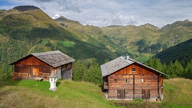 Karmelisenalm mit Gedenksäule an den Ersten Weltkrieg im Villgratental. | Bild: picture alliance / imageBROKER | Reinhard Hölzl