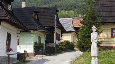 Ortschaft Vlkolínec, typisches Bergdorf im Gebirge Velká Fatra, Kulturreservat, Weltkulturerbe der UNESCO Slowakei | Bild: picture-alliance/dpa/Tom Mueller