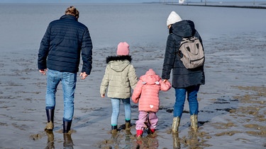 Familie läuft im Schlick | Bild: Picture alliance