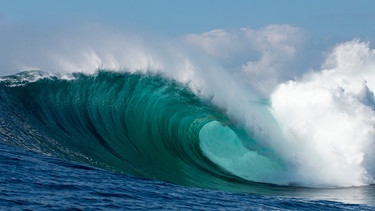 Eine große brechende Welle. | Bild: stock.adobe.com/luke