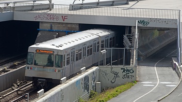 Die U-Bahn Linie U1 in Richtung Alaudagasse fährt in die Reichsbrücke ein. | Bild: picture alliance / Willfried Gredler-Oxenbauer / picturedesk.com