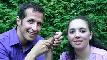 Rauf auf den Baum! / Willi mit einem Babyeichhörnchen und Sabine von der Eichhörnchen-Auffangstation aus Waldtrudering bei München. | Bild: BR/megaherz gmbh