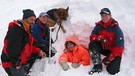 Wer wacht am Berg? | Willi Weitzel bei einer Übung der Bergwacht mit Peilgeräten und Suchhunden. | Bild: BR | megaherz gmbh