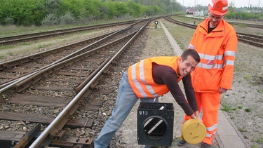 Willi will wissen, wohin ein Güterzug fährt, wenn Waren transportiert werden. Er lässt sich von einem Bahnangestellten am Münchner Rangierbahnhof die Arbeit erklären. | Bild: BR/megaherz gmbh