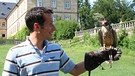 Wer hat den größten Vogel? / Willi und ein Falke auf dem Bayerischen Jagdfalkenhof Tambach. | Bild: BR/megaherz gmbh