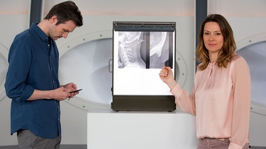 Wächst uns bei intensiver Handynutzung ein Horn im Nacken? Anja Reschke (r.) und Adrian Pflug (l.).schauen sich dieses Phänomen einmal etwas genauer an und erklären, was dahinter steckt - bei „Wissen vor acht - Zukunft“. | Bild: ARD/BR/Michael Boehme