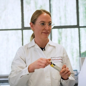 Biotechnologin Julia Noske ist Entwicklungsingenieurin bei der BRAIN Biotech AG | Bild: Bayerischer Rundfunk/Robin Geigenscheder/BR/Robin Geigenscheder