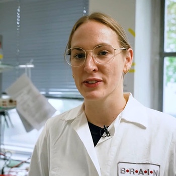 Biotechnologin Julia Noske ist Entwicklungsingenieurin bei der BRAIN Biotech AG | Bild: Bayerischer Rundfunk/Robin Geigenscheder/BR/Robin Geigenscheder