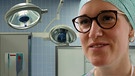Mareike Lepenies arbeitet als Assistenzärztin in der Neurochirurgie des Klinikums Bogenhausen in München. In ihrer 24-Stunden-Schicht als Assistenzärztin in der Neurochirurgie hat sie große Verantwortung. Manchmal geht es sogar um Leben und Tod. | Bild: BR Lukas Hellbrügge 