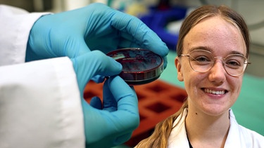 Alessia, Studentin der Medizintechnik im 6. Semester an der FAU Erlangen-Nürnberg | Bild: Bayerischer Rundfunk/BR/Oliver Höpfner