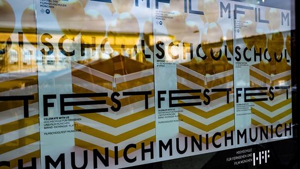 Spiegelposter: Das FILMSCHOOLFEST MUNICH hat sich in der HFF häuslich eingerichtet. | Bild: Filmschoolfest Munich
