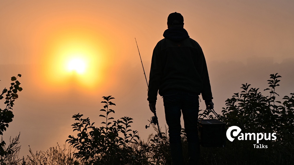 Ein Angler steht im dichten Morgennebel vor dem farbenprächtigen Sonnenaufgang am deutsch-polnischen Grenzfluss Oder. | Bild: picture alliance/dpa/dpa-Zentralbild | Patrick Pleul