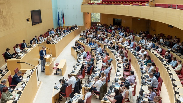 Wissenschaftsminister Markus Blume spricht vor Beginn der konstituierenden Sitzung des Landesstudierendenrats im Plenarsaal des Bayerischen Landtags | Bild: StMWK/ Alexandra Beier