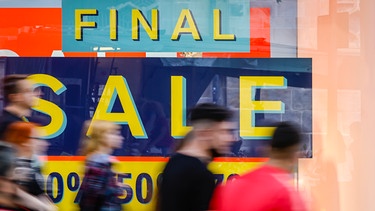 Symbolbild für Konsumbeeinflussung
03.08.2020, Essen, Nordrhein-Westfalen, Deutschland - Rabattschlacht in der Coronakrise, Abverkauf beim Einzelhandel in Zeiten der Corona Pandemie, Plakate im Schaufenster, Final Sale. | Bild: picture alliance / Rupert Oberhäuser | Rupert Oberhäuser