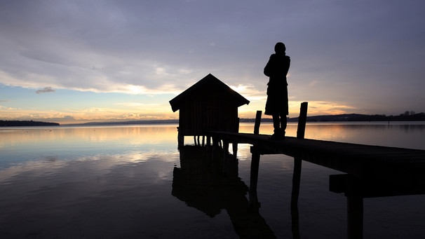 Mensch am Ammersee in Abendstimmung | Bild: picture-alliance/dpa