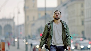 Mustafa in der Leopoldstraße auf dem Weg zur Bayerischen Staatsbibliothek | Bild: BR