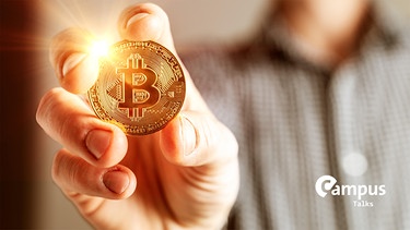 Goldene leuchtende Bitcoin Münze in der Hand eines Mannes
| Bild: picture-alliance/dpa