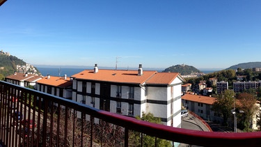 Buena vista: Vom Balkon aus hatte Marie-Luise eine prima Aussicht auf den Monte Urgull und den Atlantik | Bild: Marie-Luise Domke
