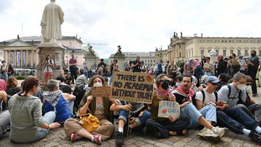 Berlin: Menschen protestieren auf dem Gelände der Humboldt-Universität Berlin gegen den Krieg im Gazastreifen.  | Bild: dpa-Bildfunk/Paul Zinken