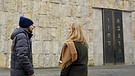 Richard Volkmann mit Sabine Pusch vor der Synagoge in München | Bild: BR