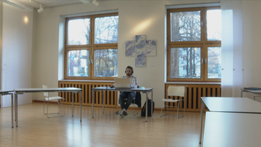 Mustafa beim Lernen im Saal der Evangelischen Hochschulgemeinde in München. | Bild: BR/Martin Hardung