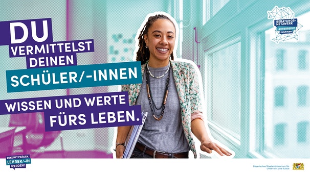 Montage: Junge Lehrerin mit Spruch "Du vermittelst deinen Schüler/-innen Wissen und Werte fürs Leben. | Bild:  Bayerisches Kultusministerium | Kampagne "Zukunft prägen.Lehrer/-in werden!"