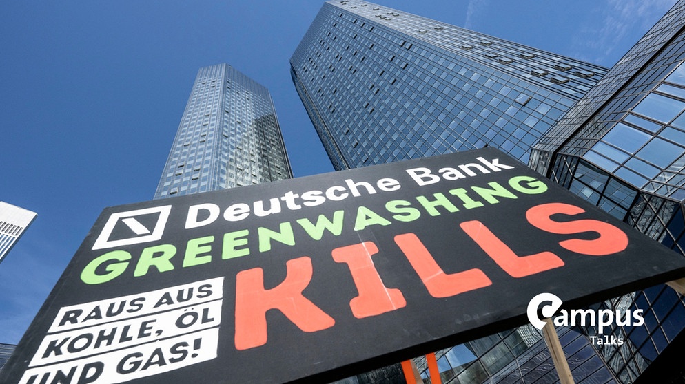 28.06.2022, Hessen, Frankfurt/Main: «Deutsche Bank - Greenwashing kills, raus aus Kohle, Öl und Gas!» steht auf einem Plakat, das Umweltaktivisten von Fridays for Future vor der Zentrale der Deutschen Bank aufgestellt haben. Foto: Boris Roessler/dpa +++ dpa-Bildfunk +++ | Bild: dpa-Bildfunk/Boris Roessler