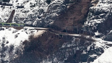 Ein Murgang blockiert die BLS Bergstrecke oberhalb von Gamsen im Gemeindegebiet Naters, am Montag 22. Januar 2018. Aufgrund ergiebiger Schneefaellen und Regenschauer erfolgte eine Schlammlawine, welche sich ueber das Geleise bewegte. (KEYSTONE/Dominic Steinmann) | Bild: picture alliance/KEYSTONE | DOMINIC STEINMANN