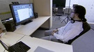 Techniklabor, Student sitzt am PC | Bild: BR