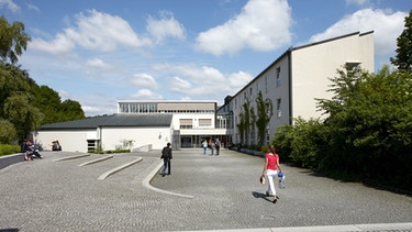 Fakultät Wirtschaftswissenschaften Vorplatz Uni Passau | Bild: Universität Passau