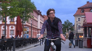 Julius mit Fahrrad in Bayreuth | Bild: BR