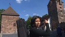 Kushmita zeigt auf Stadtmauer Nürnberg | Bild: BR