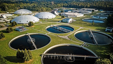 Ein Drohnenfoto einer Wasseraufbereitungsanlage von BrabantWater. Die zunehmende Verschmutzung des Abwassers erschwert die Gewinnung und Reinigung von Trinkwasser. | Bild: picture alliance / ANP | Rob Engelaar