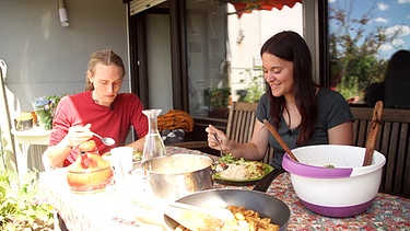 Essen auf der Terrasse | Bild: BR