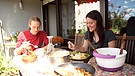 Essen auf der Terrasse | Bild: BR