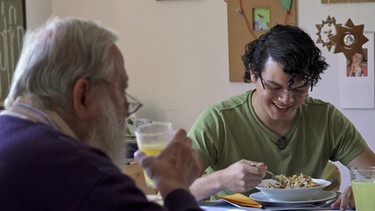 Klaus Fuckenrieder und Daniel Caballero beim Essen | Bild: BR