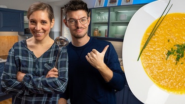 Die Moderatoren Verena Hampl und Sebastian Leidecker und ein Teller mit Suppe. | Bild: BR