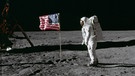 Buzz Aldrin 1969 auf dem Mond neben der Flagge der Vereinigten Staaten von Amerika, aufgenommen von Neil Armstrong. | Bild: NASA