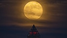 Supermond über dem Washington Monument am 23. Juni 2013. | Bild: NASA