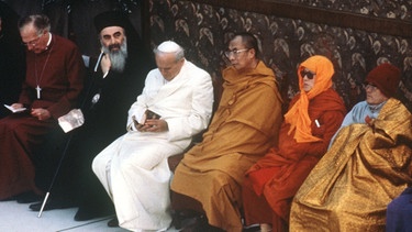 Papst Johannes Paul II. beim Weltfriedenstreffen 1986 | Bild: picture-alliance/dpa